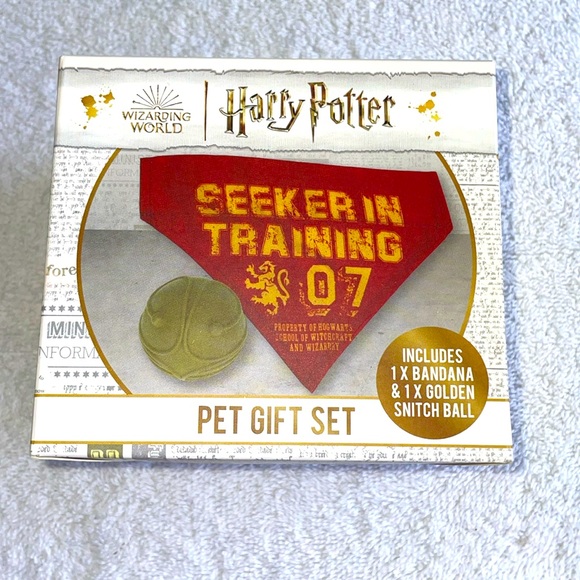 🆕 Harry Potter Seeker In Training Pet Gift Set 1 Bandana & 1 golden snitch ball - Picture 1 of 4